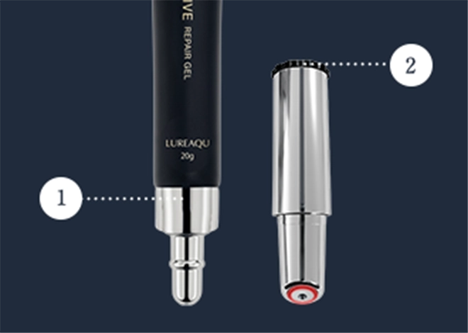 チューブ根本のキャップを回して外す、黒いキャップを回して外す