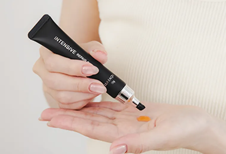 美容液やクリームを塗る